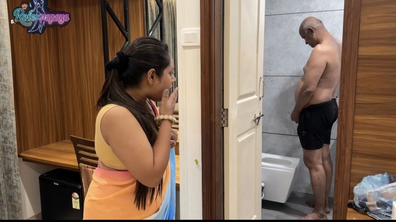 The daughter-in-law saw her father-in-law masturbating in the bathroom and then intended to have sex with him.