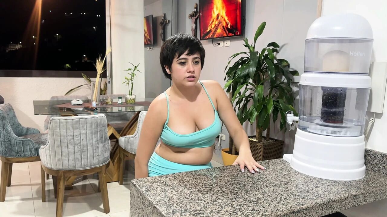 Mi Hermanastra Queda Atorada En La Lavadora, Me Pongo Caliente Viendo Su Rico Culo Y Termino Metiendole Mi Rica Verga.