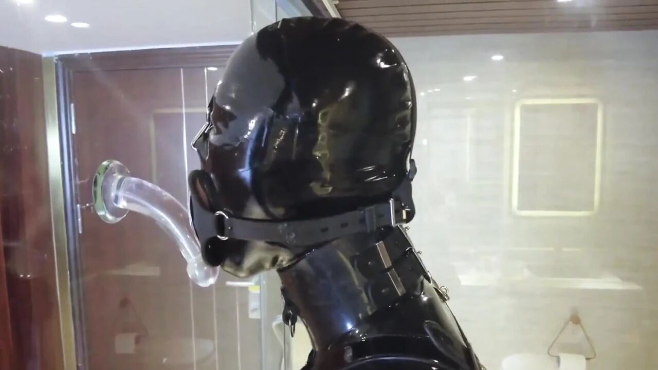Mz20 - the Girl in Latex Clothing Locked in a Glass Room