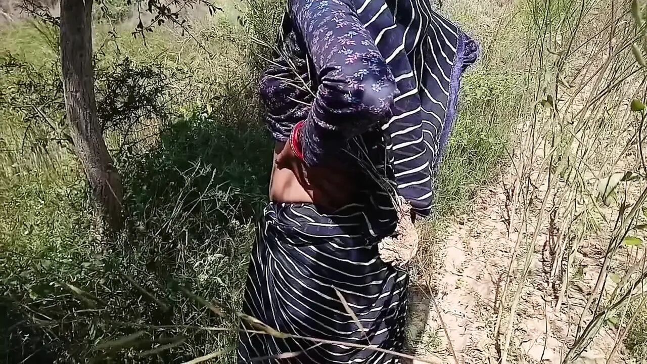 Bhabhi ne Devar ke sath Holi manae Khet per aur bhabhi ki chut mein rang Lagaya aur bhabhi ki bubs mein bhi Rang Lagaya
