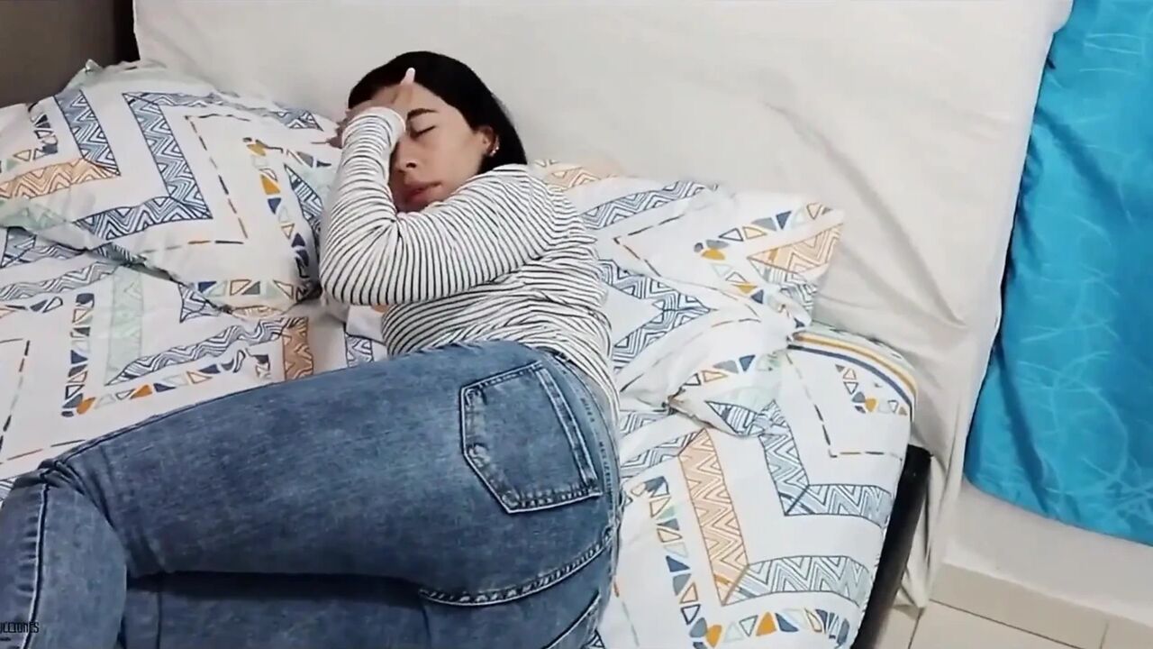 They Masturbate Together! but the Stepsister Took Her Stepbrother's Cock to Jerk Him off with Her Mouth and Swallow the Cum Full