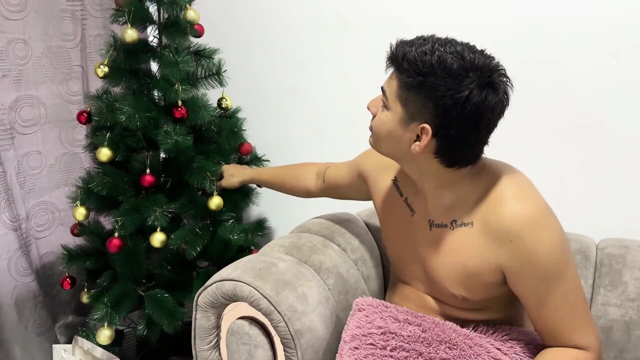 I Give a Good Welcome with a Hard Fuck to My Stepsister's Slut, I End up Filling Her Ass with Milk.
