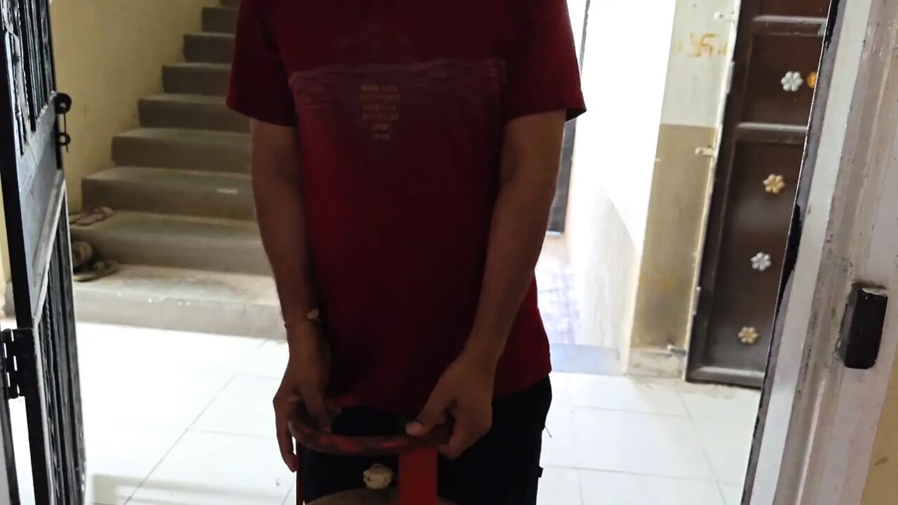 Gas delivery boy se chudai karwai