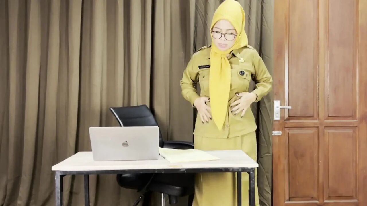 Fuck Her Coworker After Meeting Report Is Done