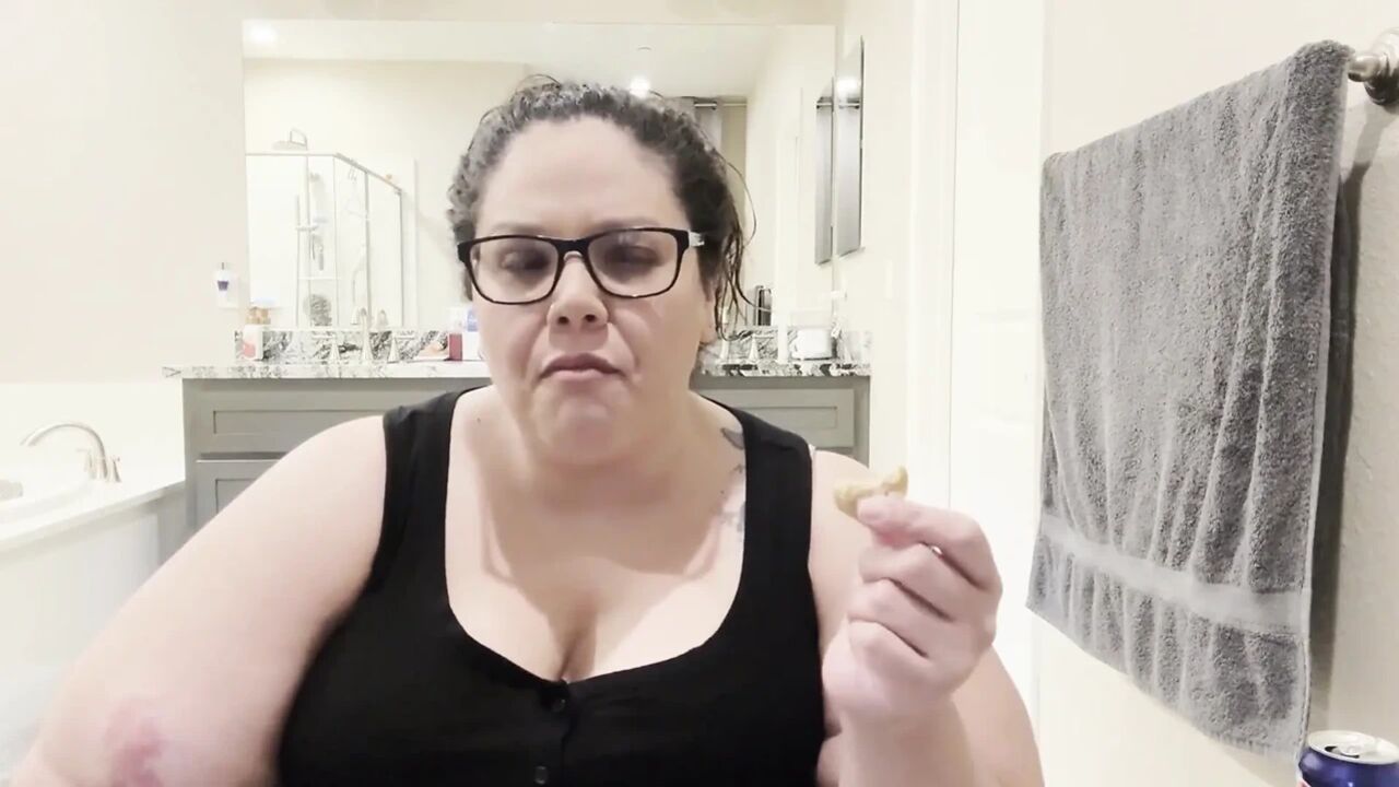 Plump Paradise: Snack N Chat
