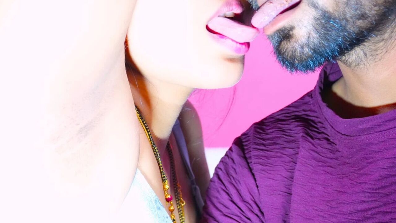 Indian Girlfriend Boyfriend Met After a Long Time, Awesome Kissing Sun Video Hindi Audio