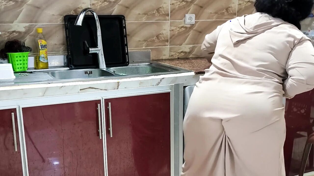 Egyptian Sharmota Get Her Pussy Wet in Kitchen Arabic Big Woman