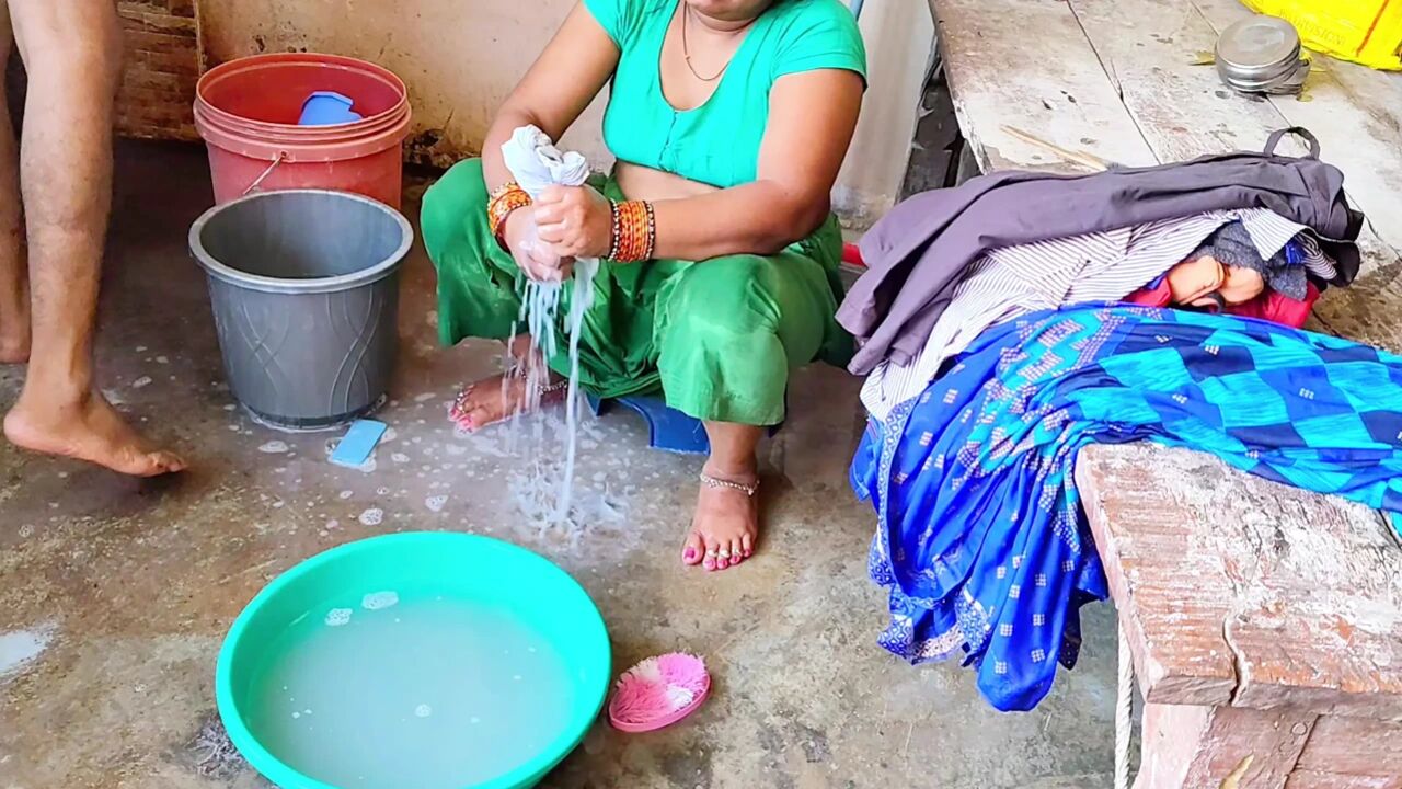 Desi bhabhi ne bathroom me land chusha
