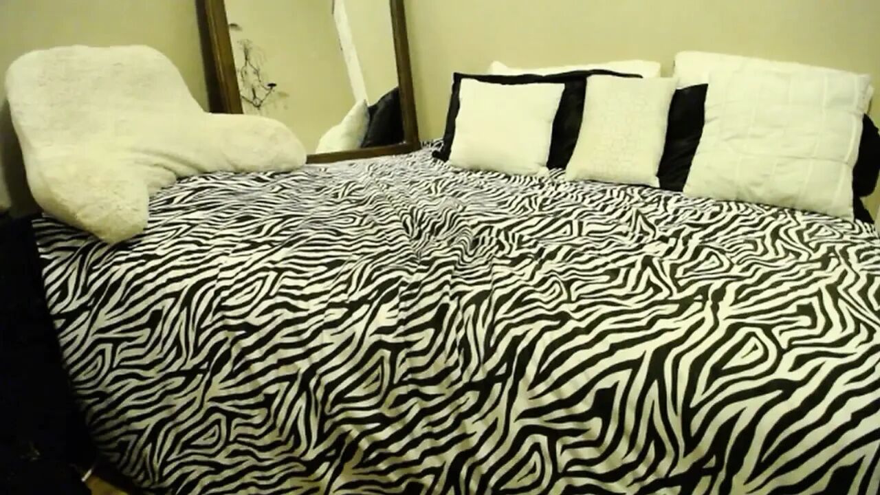 Buttplug stepmom fucks herself with BWC and then fucks her ass with glass dildo