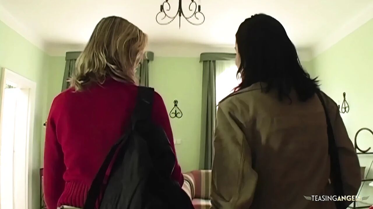 Lucy and Arwen get their cunts pumped in a hardcore threesome