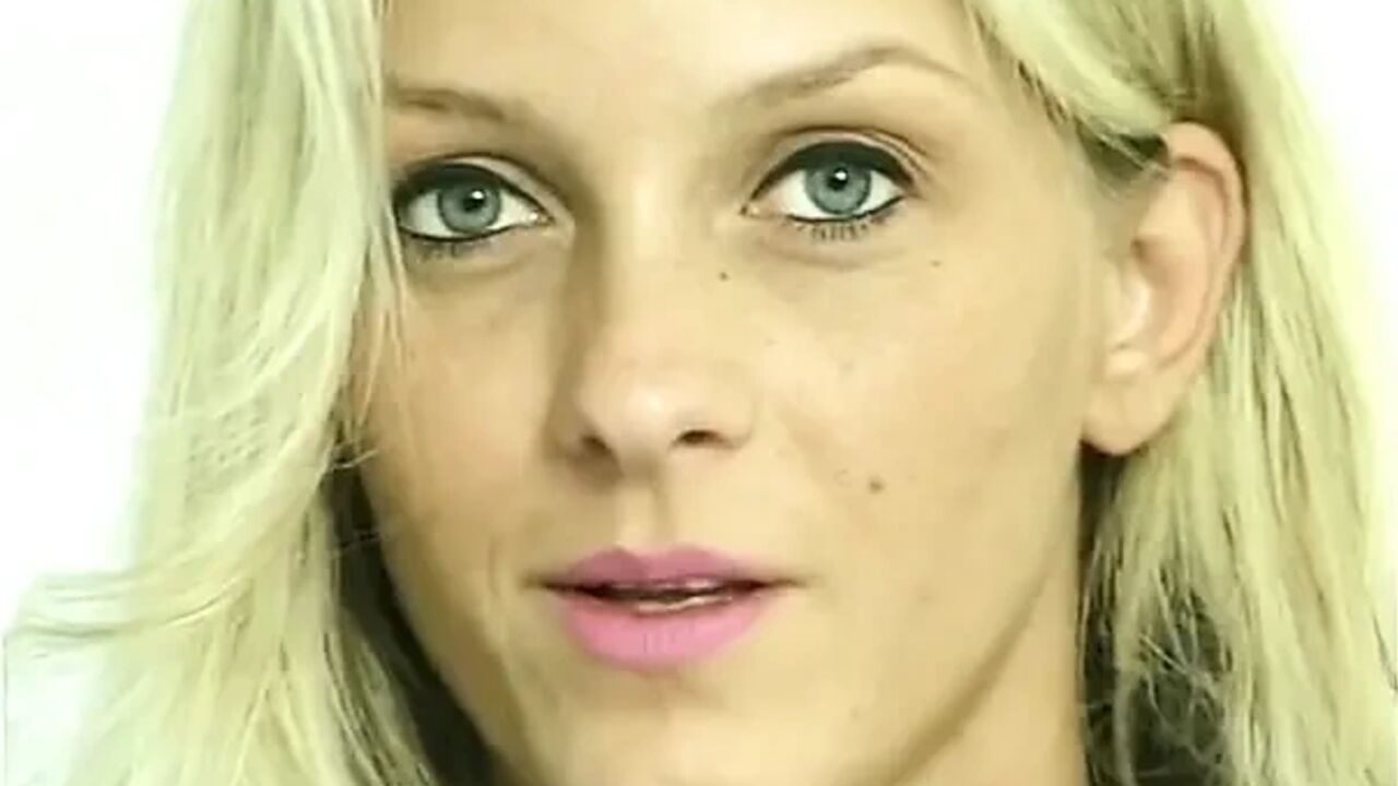 Sexy blonde babe is filling her snatch with a huge dildo