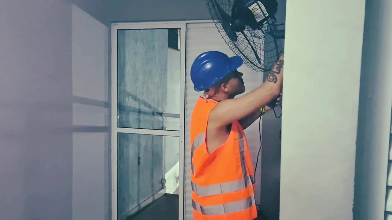 I paid electrician at the cabaret with a job