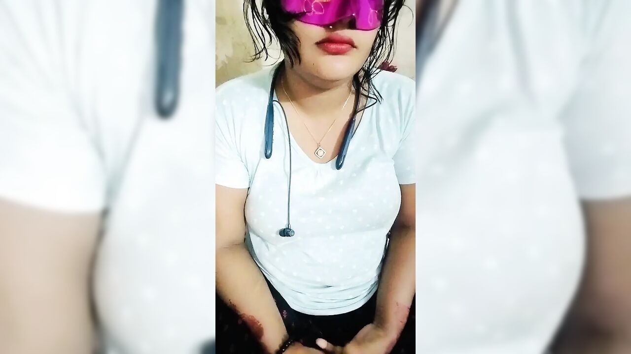 Desi's real bhabi pussy is squirming.