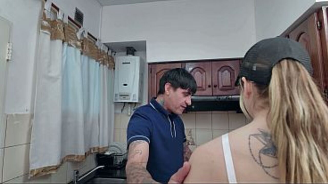 Delivery hot couldn't resist giving up his ass and getting a nice anal creampie