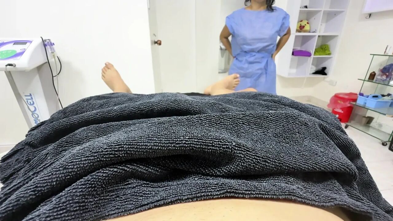 Masseuse allows me to touch her ass REAL VIDEO