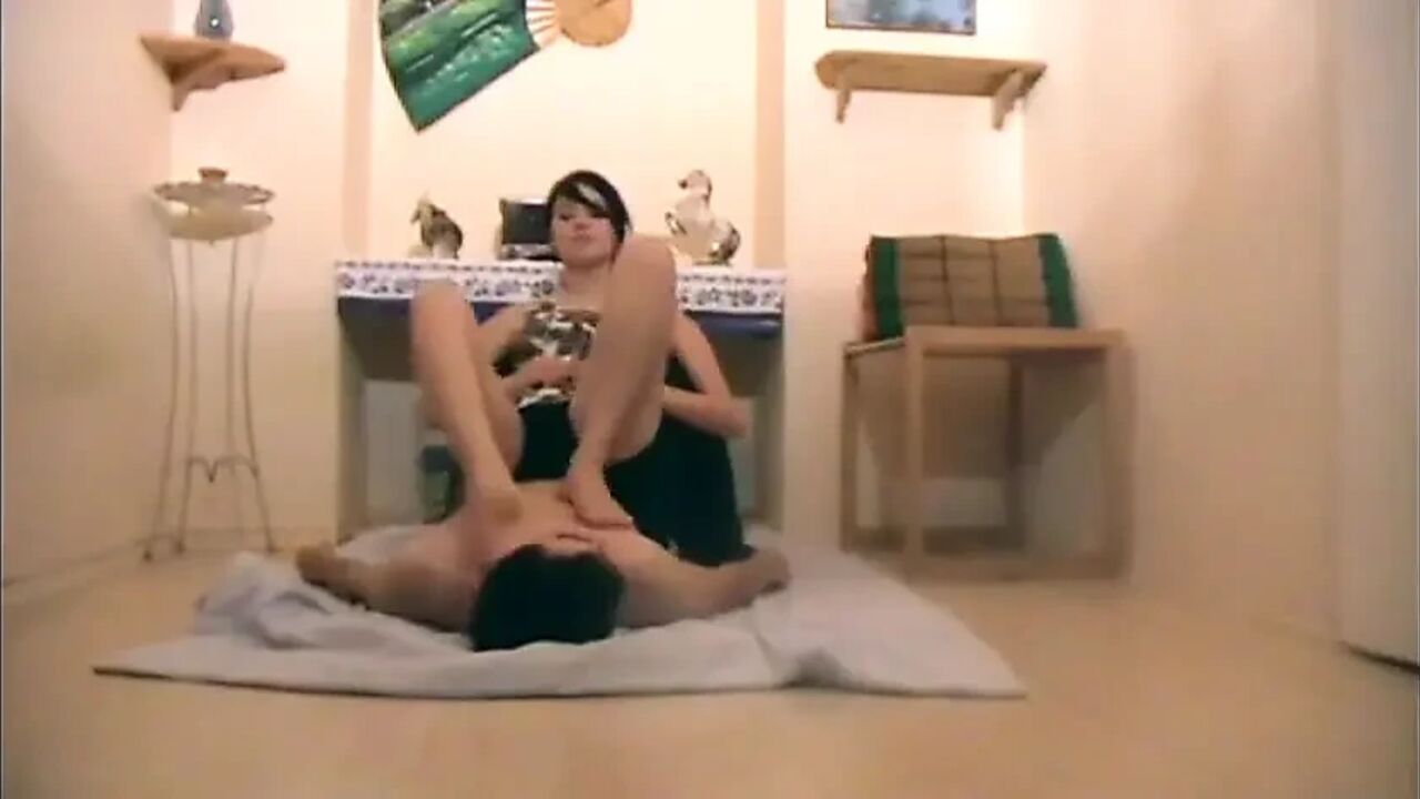 Foot slaps to Richie
