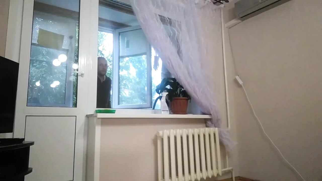 I suck a dick and jerk off to a window cleaner