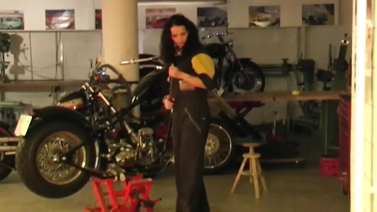 Devils dolls 02 - Domi masturbate in garage
