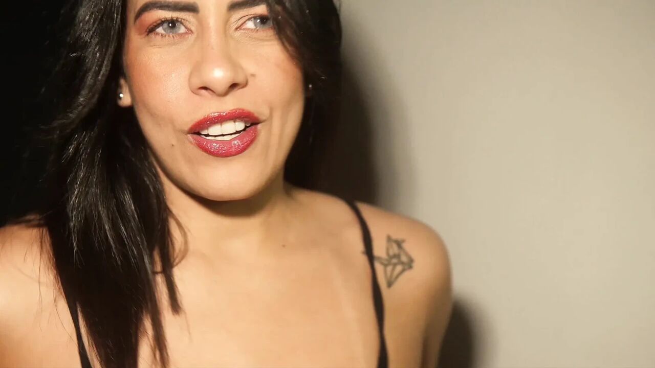 Introducing my MILF neighbor: She welcomes me to the apartment by shaking her ass in my face