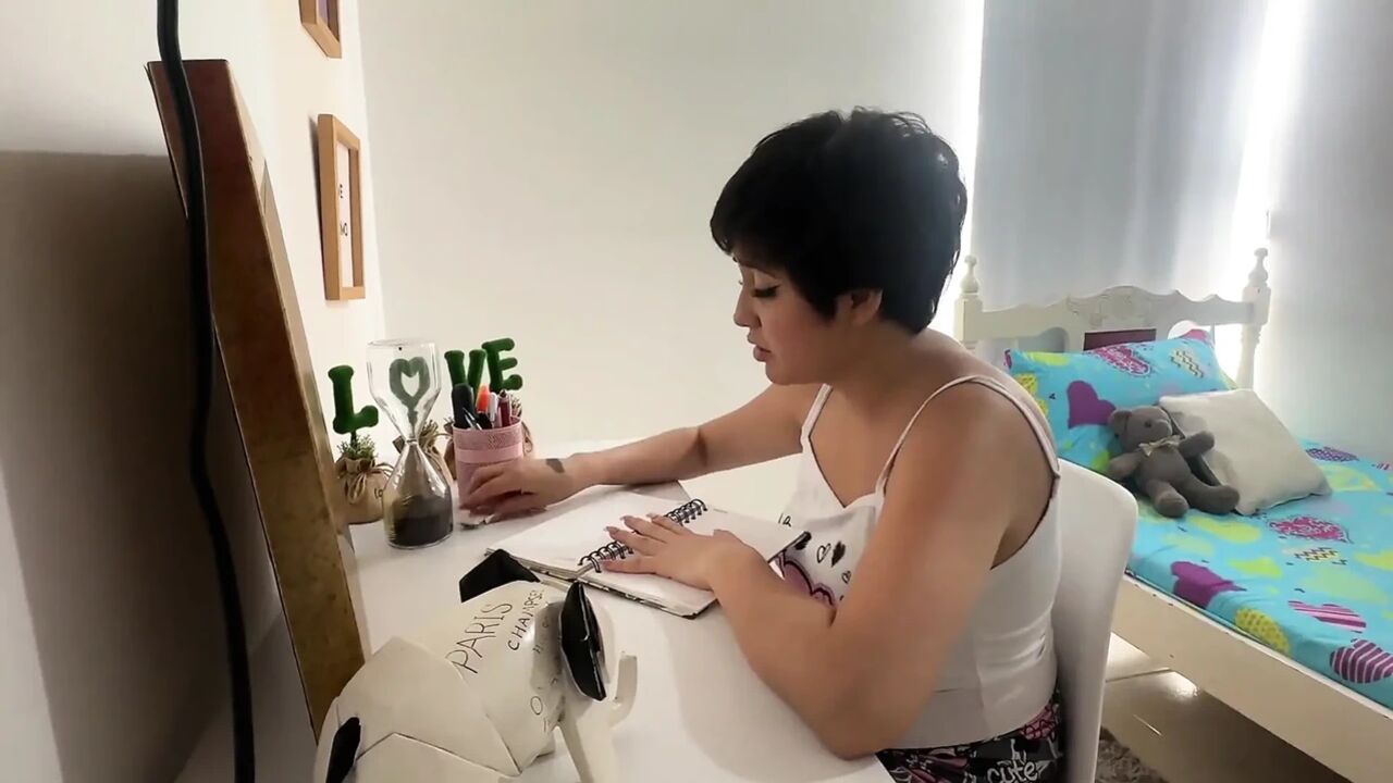 I See My Big Ass Stepsister Masturbating with the Bed, I Decide to Help Her Lower the Horniness with a Hard Fuck.