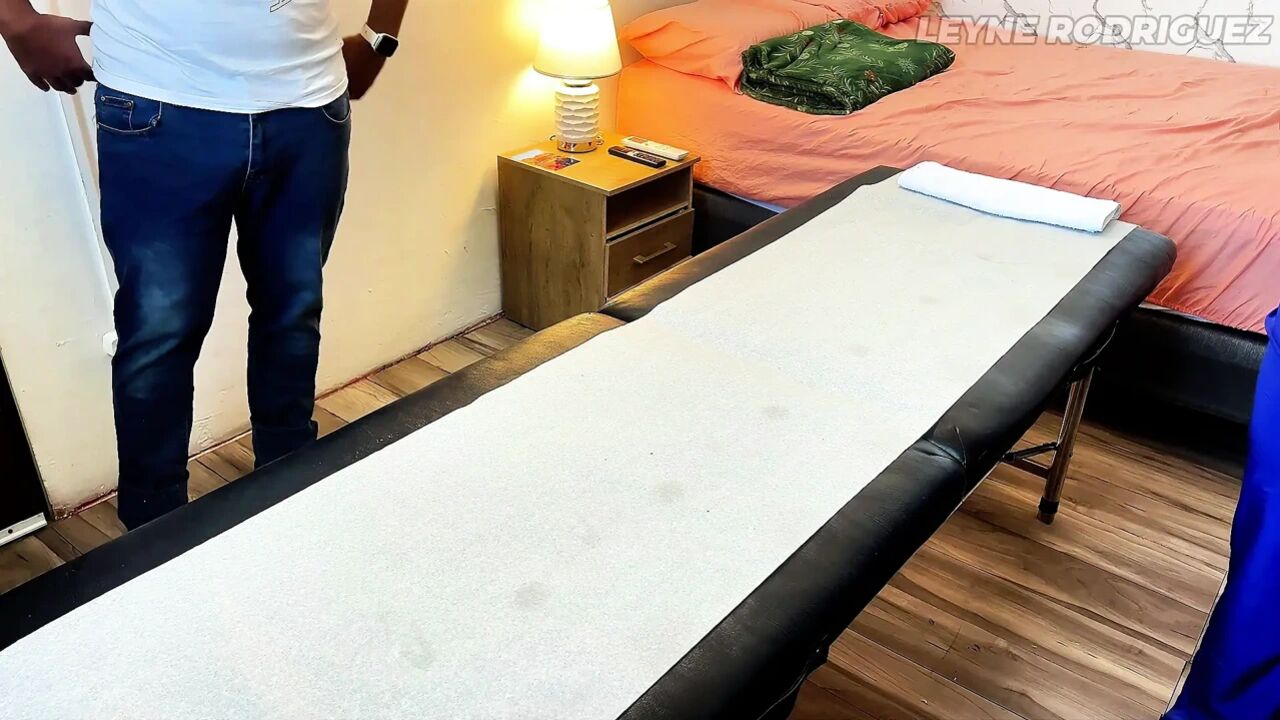 Massage with an unexpected happy ending - Risky Cum