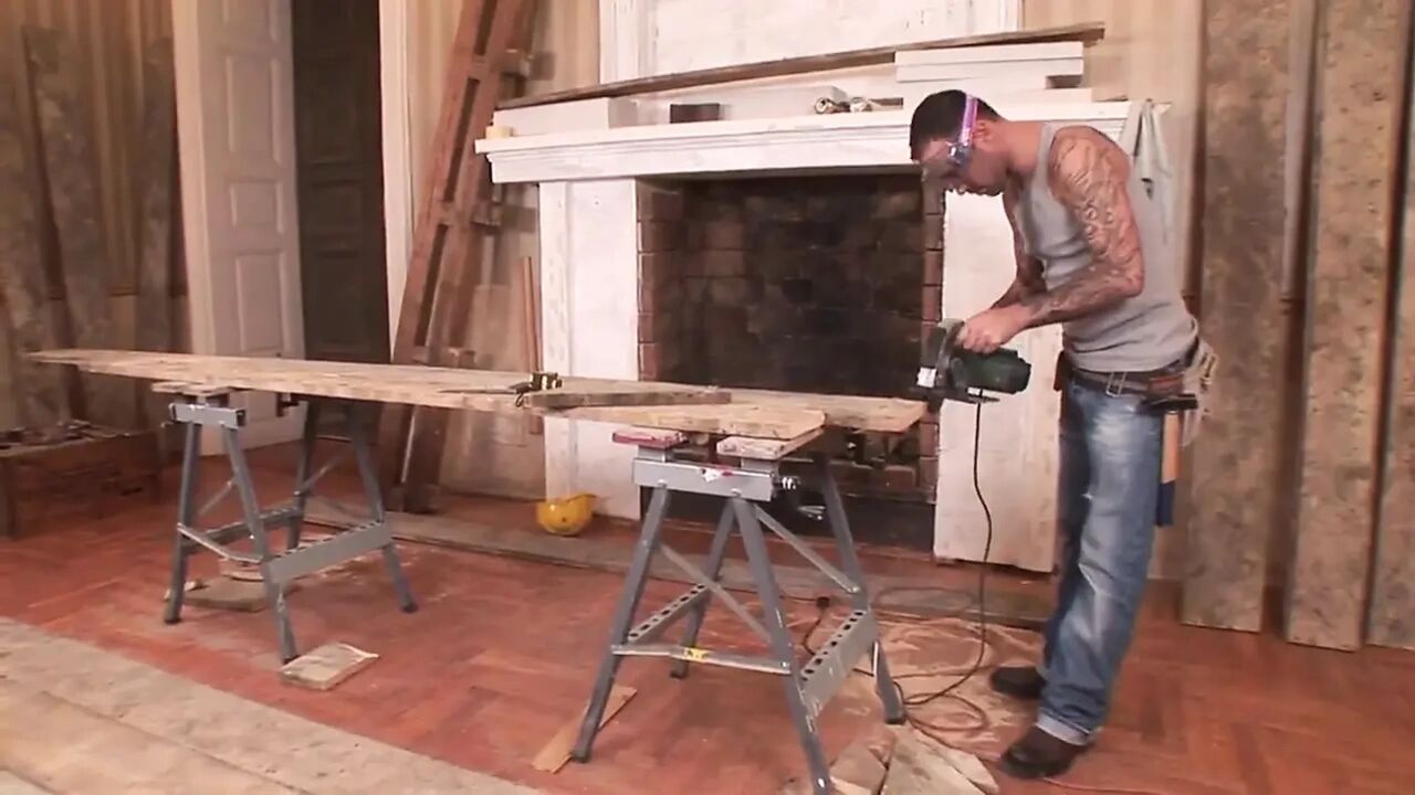 Slutty Brunette Gives an Amazing Blowjob to a Lucky Carpenter