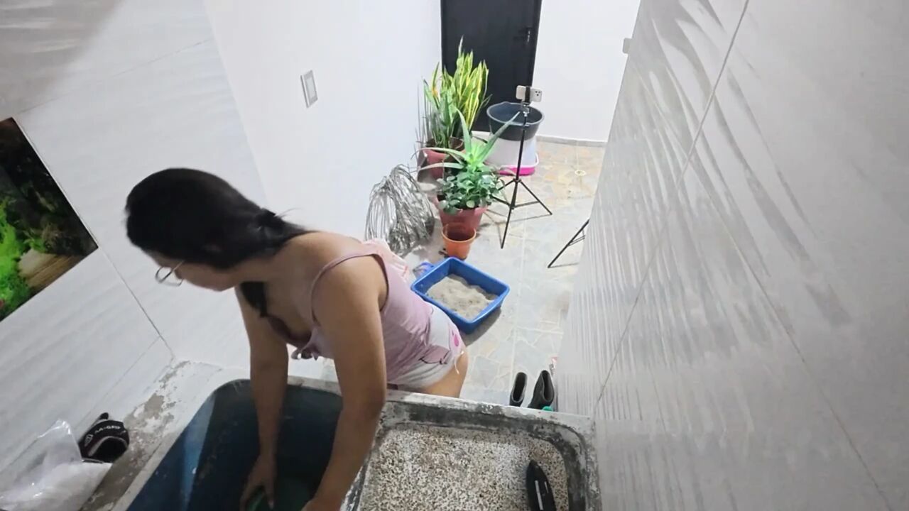 The housekeeper wants to eat the boss's dick