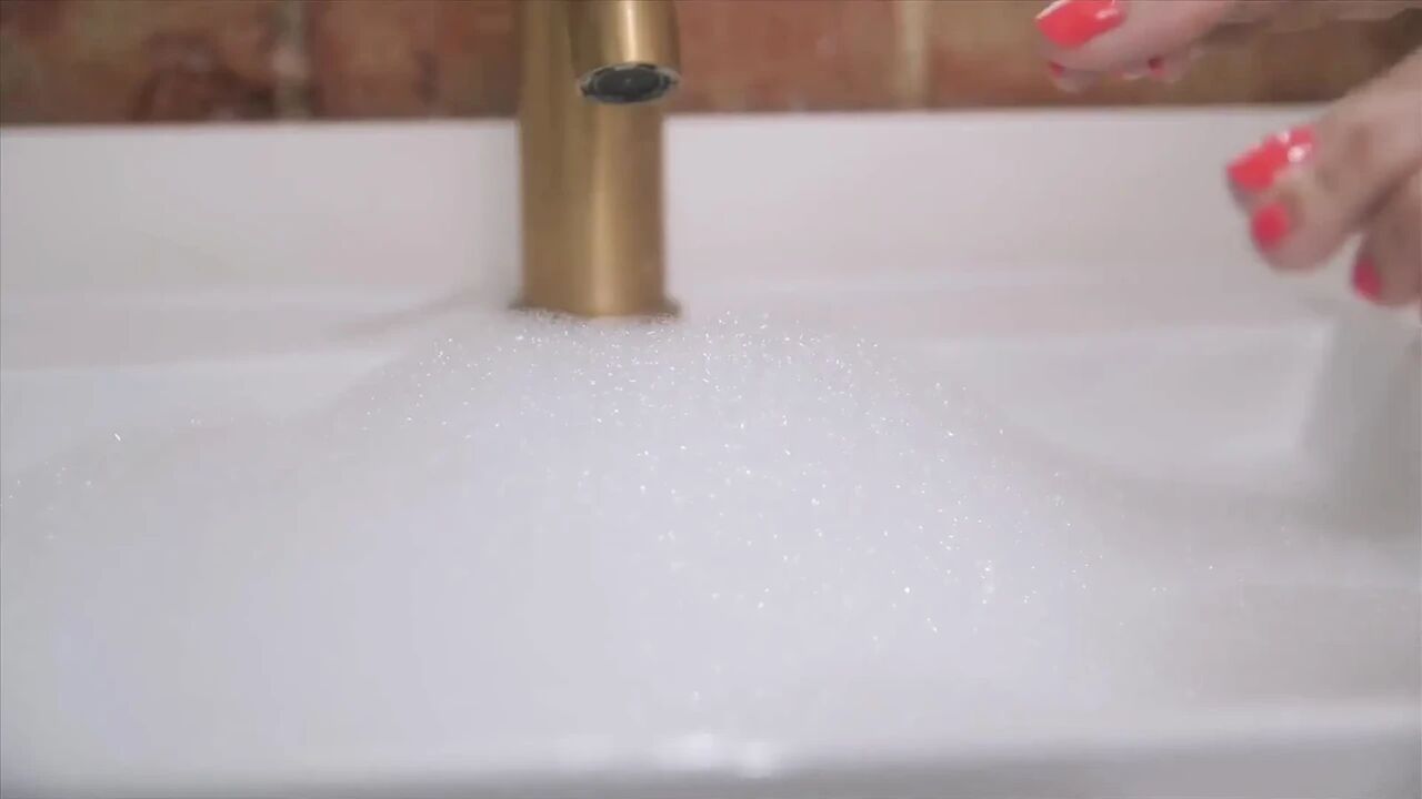 Melody Mynxfoot Bath, Butt Plug & Pussy Fingering.oh My