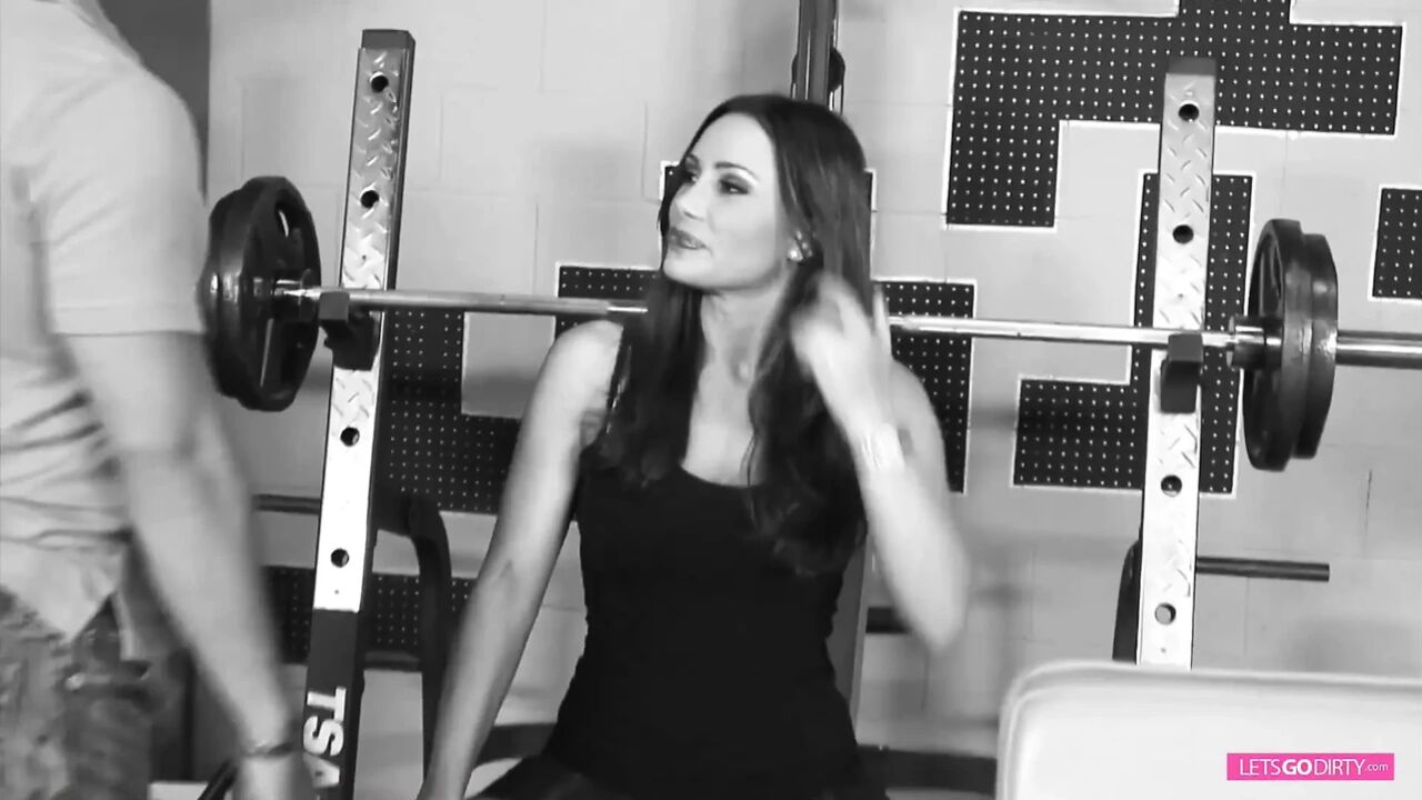 Hot MILF likes to have a good fuck in the gym