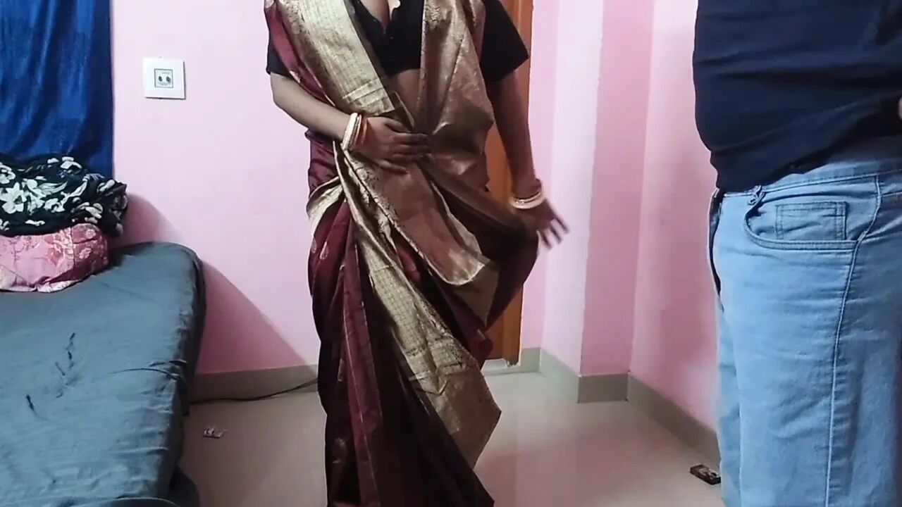 Dost ki biwi ki moti gaand me lund dal ke uski chikhe nikal diya