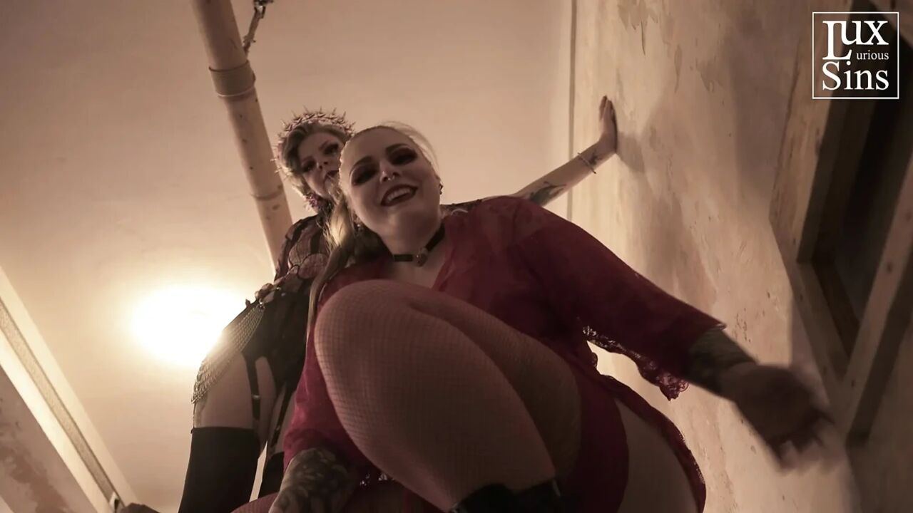 Lesbian Strap-on Gangbang Orgy - Five Dommes, One Subgirl
