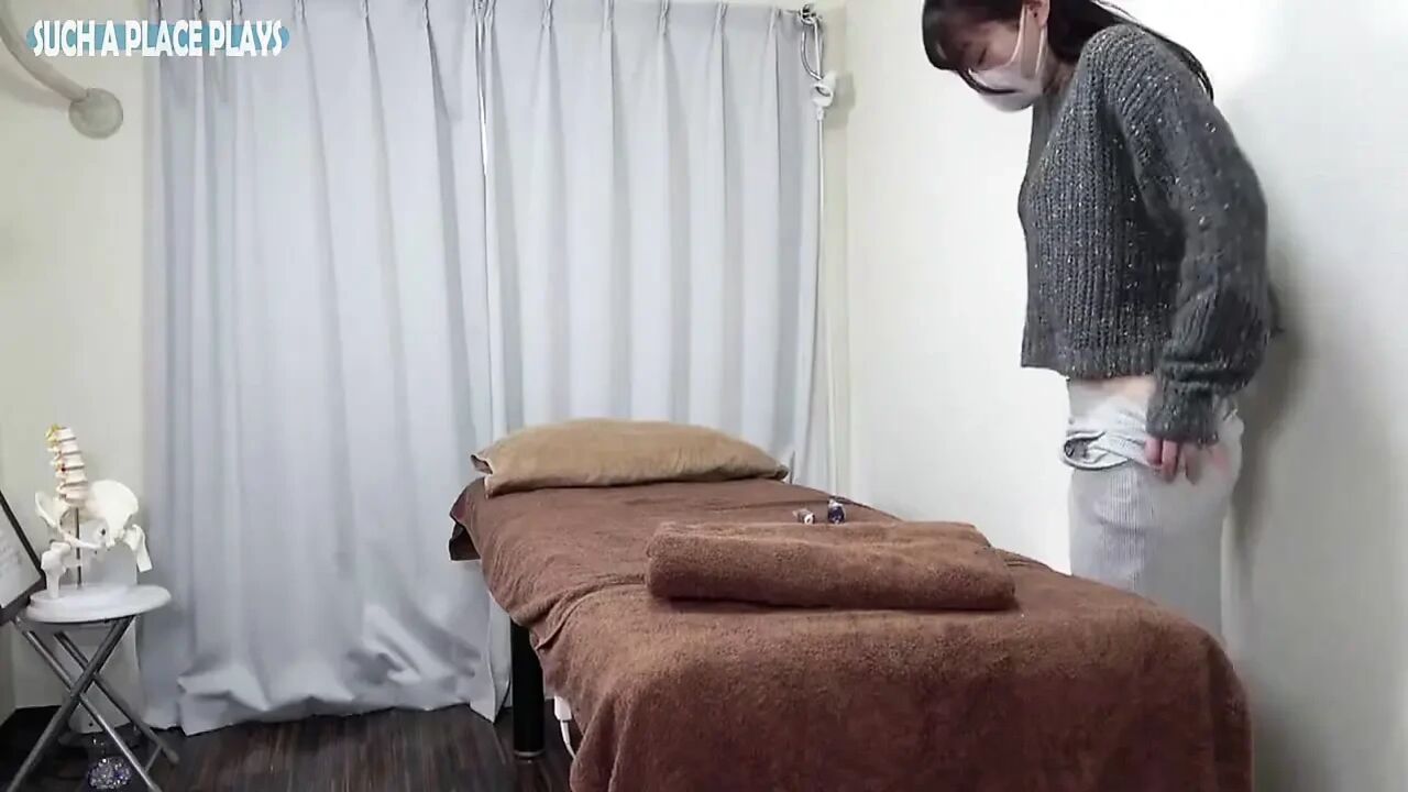 Uncensored Raw Creampie, a Beautiful and Elegant Office Lady Returns, Drawn to Hot Oil and Her Irresistible Scent