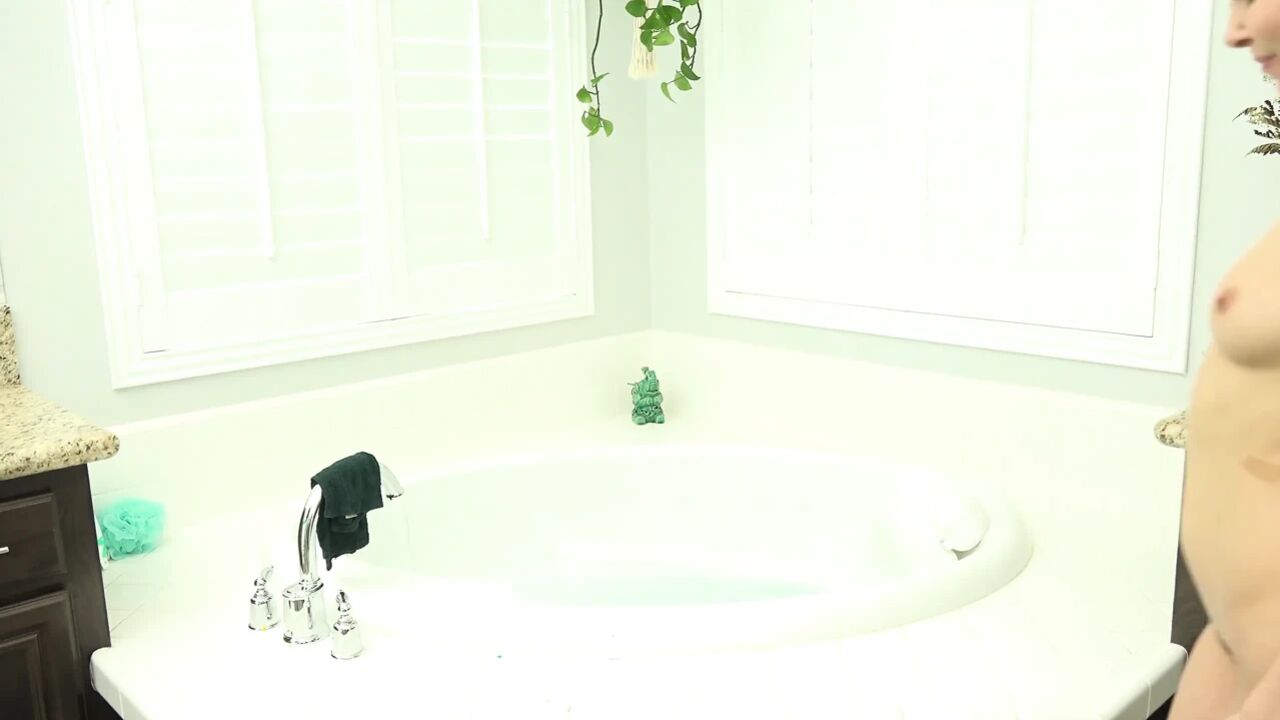 Petite hottie Aaliyah Love masturbates in the bubble bath