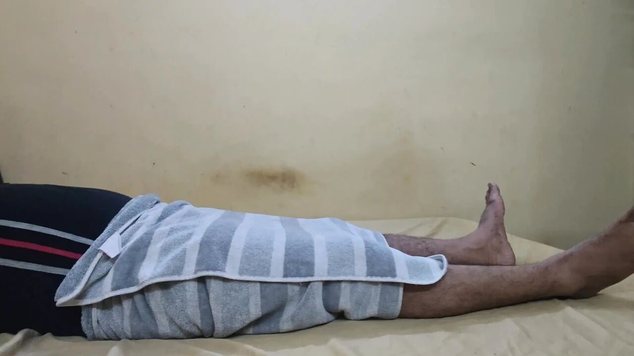 Sasur ne bahu ko per dabane ke bahane se choda