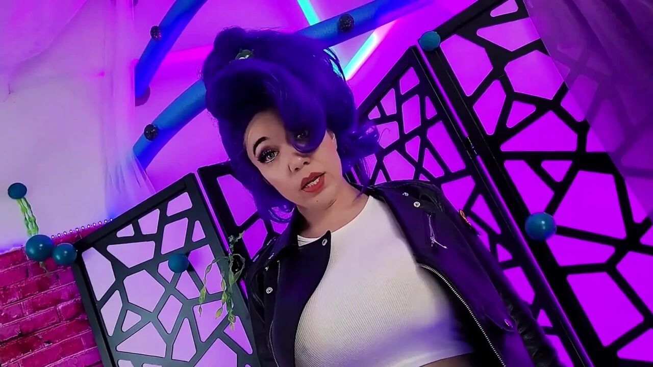 Slug-o-bots! Futurama Leela Cosplay | Vid 1