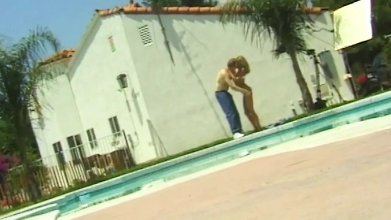 Heißer Pool-Sex in weißen Panties