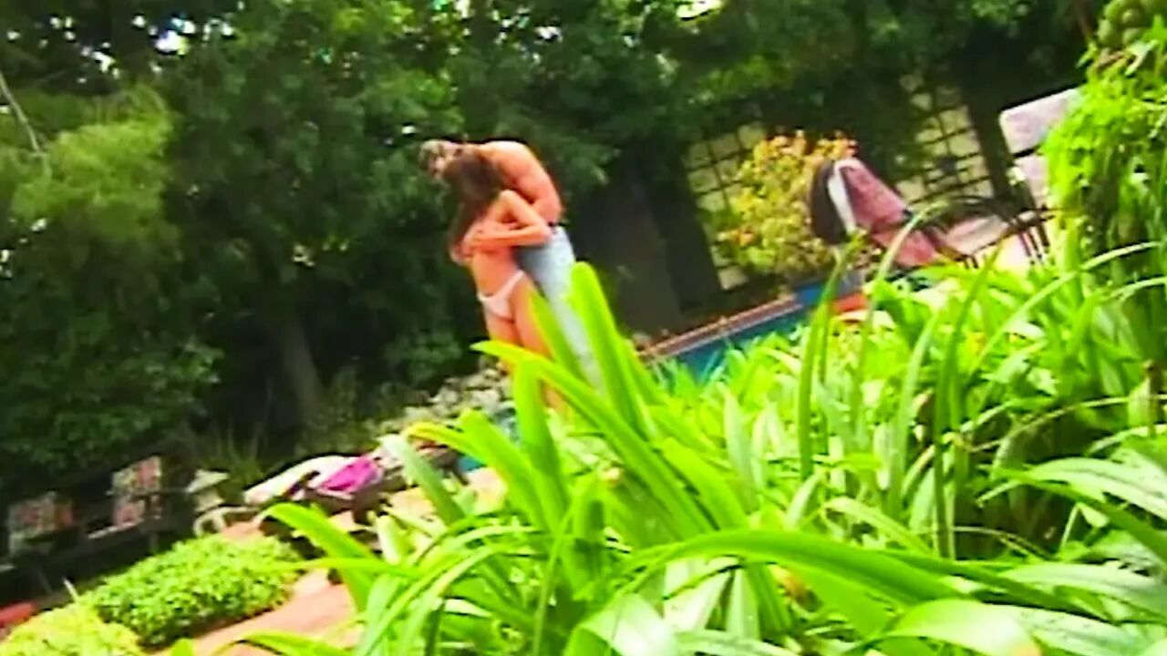 College Confessions: Heißer Pool-Sex mit asiatischer