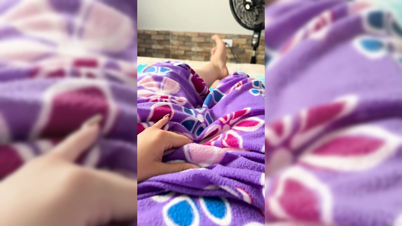 Beautiful Gitl Masturbating