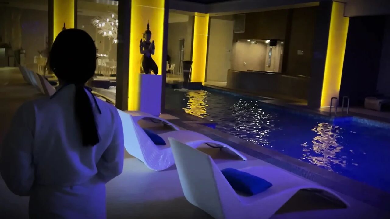 I fuck my stepsister's friend in the pool while she goes for some drinks