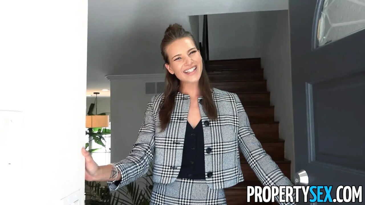 Jewel Diamant Nudist Realtor Gets Completely Naked During House Tour & Fucks Shy Nudist Client
