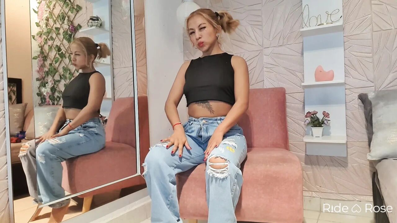 A blonde who plays without restrictions