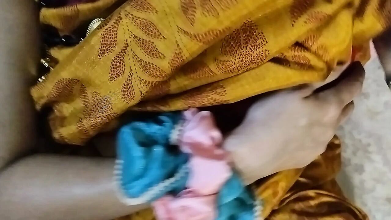 Bhabhi Inserted Sex Toy Into Pussy and Took Out Pussy Juice