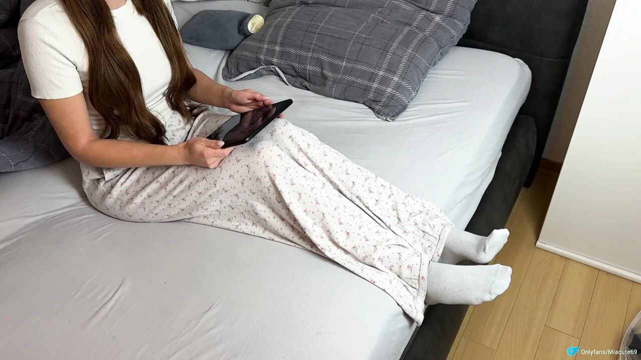 Mia Cute white socks and cum on feet sole