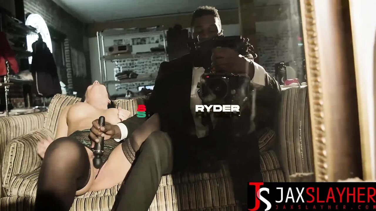Big Ass Hottie Sheena Ryder Seduces Cameraman