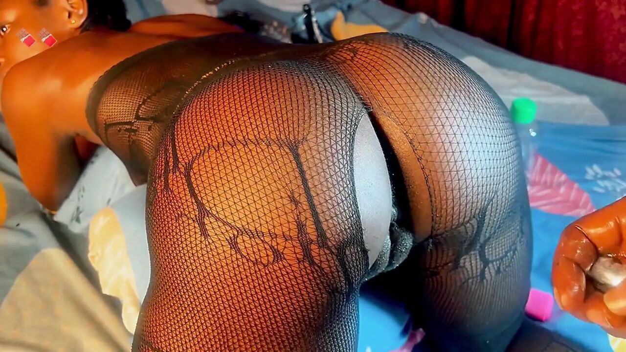 Letting the Boss Dig All in My Ass for a Fat Paycheck!! He Fucks My Bubble Butt so Well!!