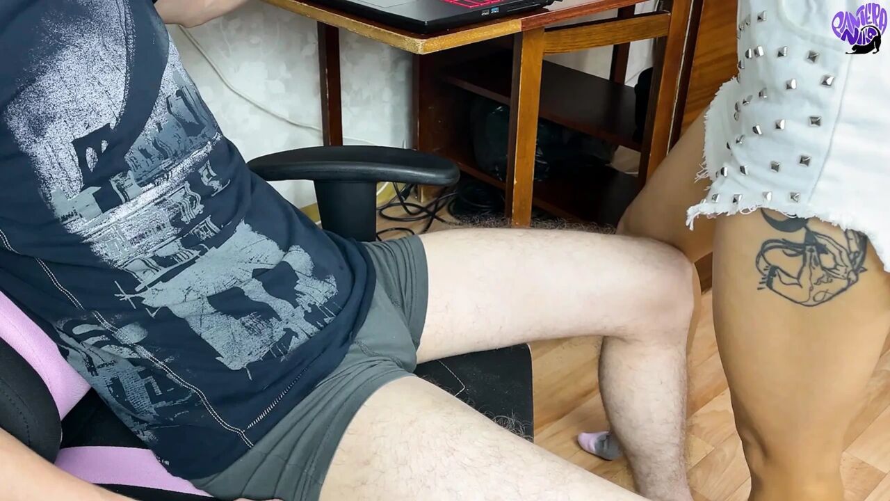 Husband plays game and ignore me while I make blowjob - Pantera Nika