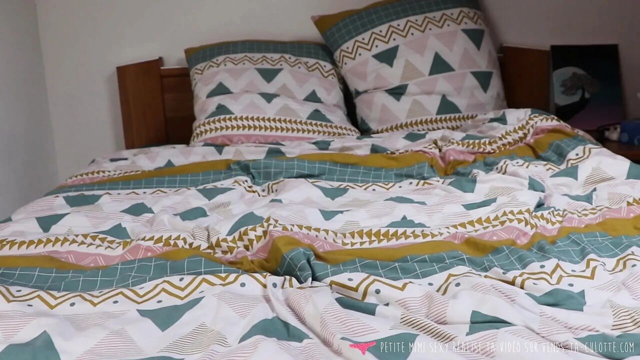 Vends-ta-culotte - Young French amateur blonde has fun on her bed with her dildo