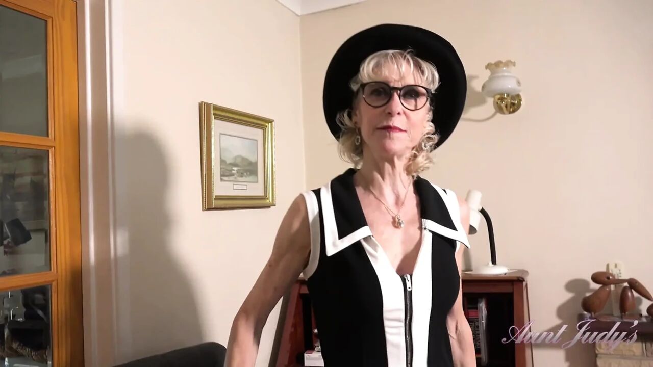 Auntjudys - Your Mature GILF Boss Dee Lite Sucks Your Cock at the Office