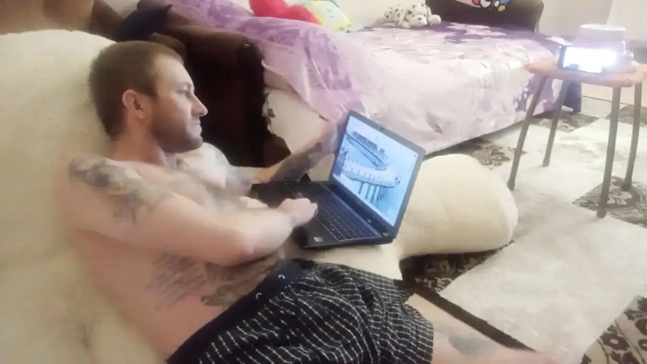 I play on the computer I get jerked off and sucked