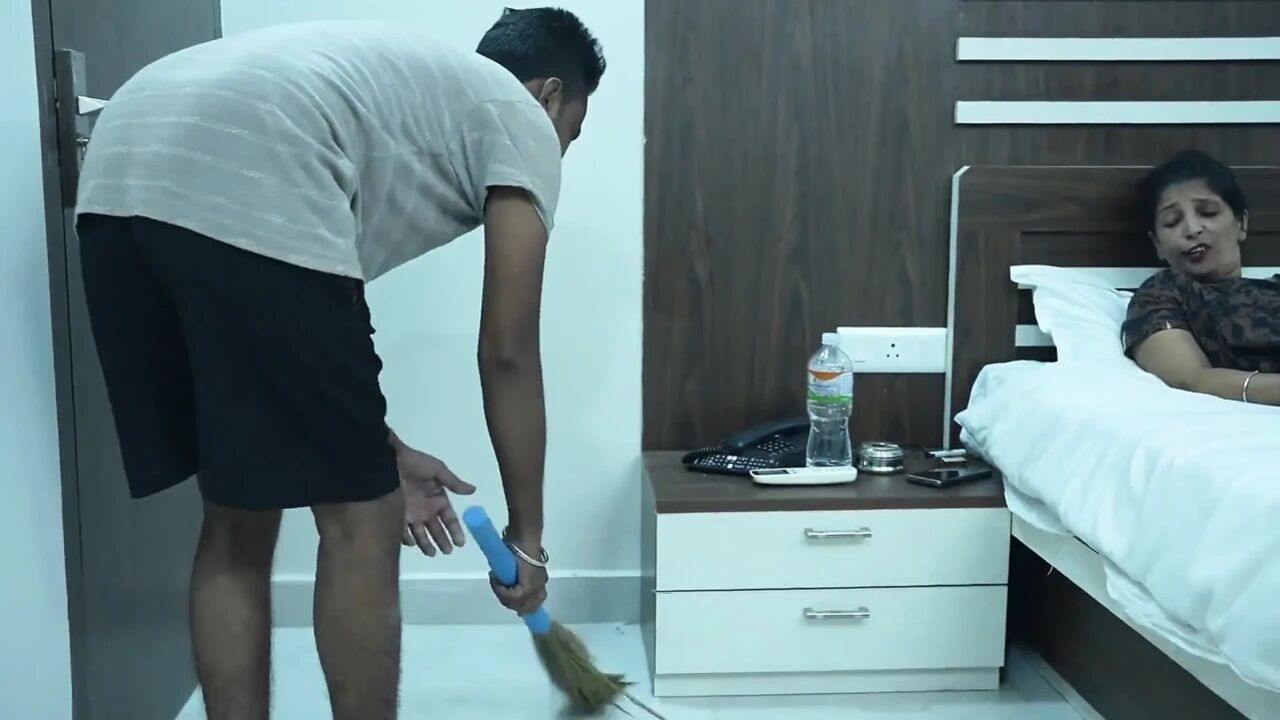 Mature Indian Bhabhi Fucked Hard by Her Servant - Rea Desi Sex